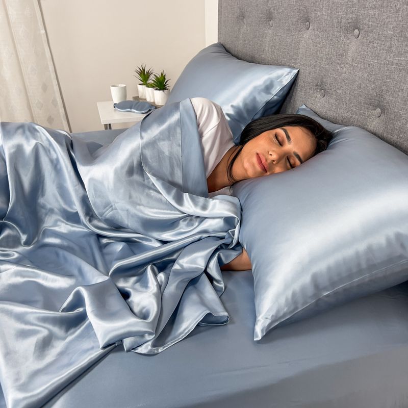 Silk Pillowcase for Frizz Reduction