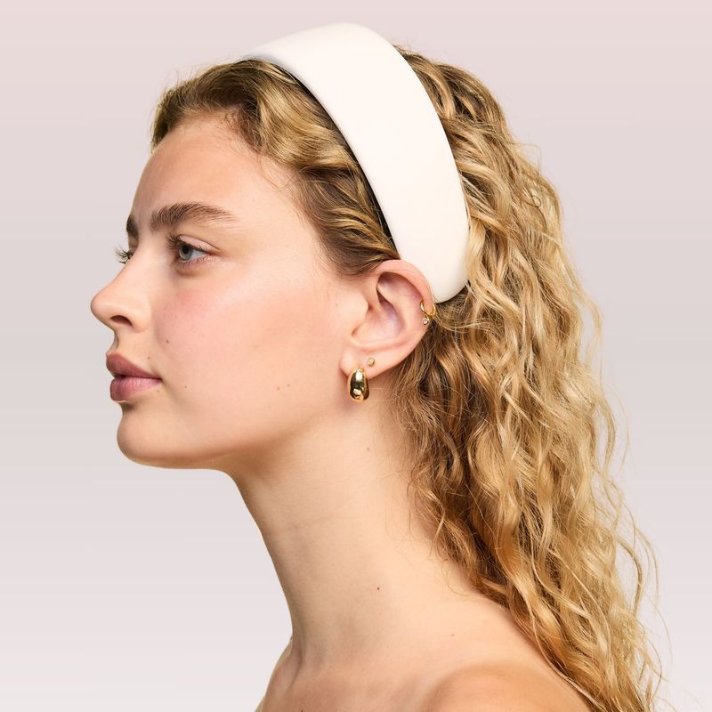 The Scalp-Soothing Headband