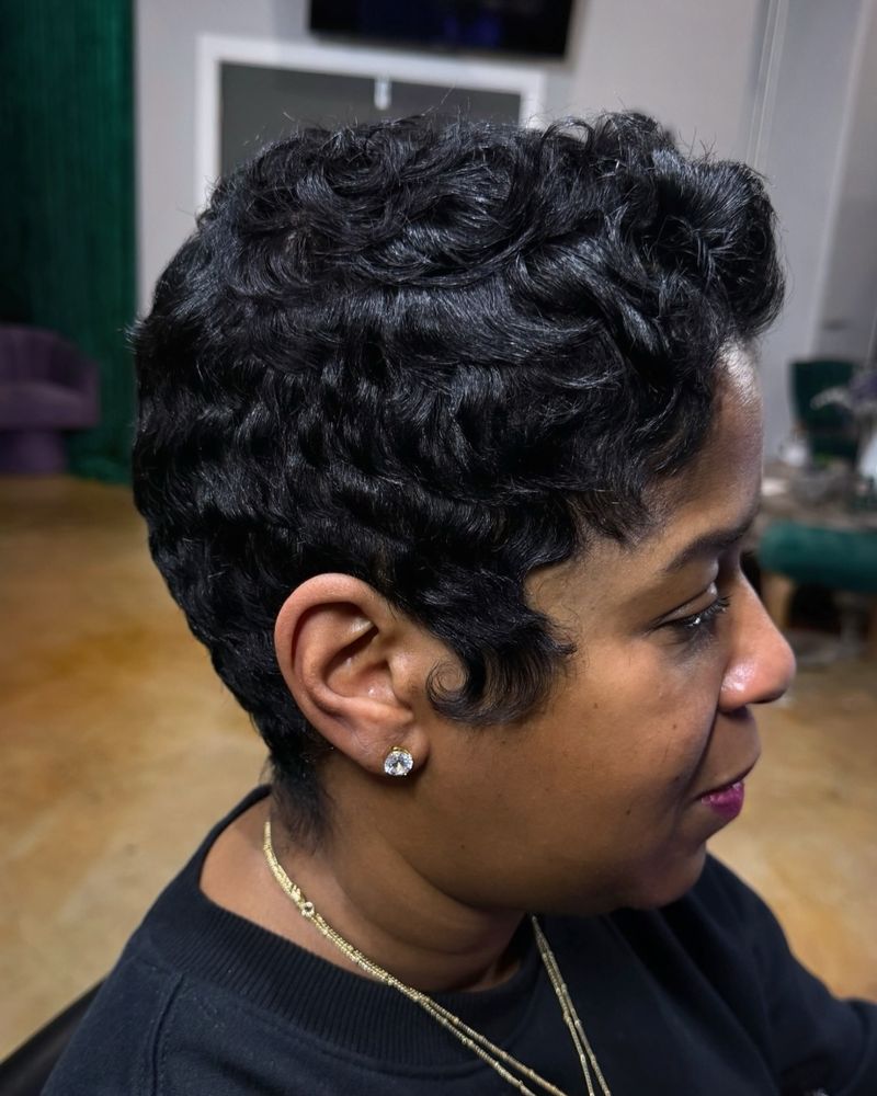 Trendy: Pixie Cut with Waves