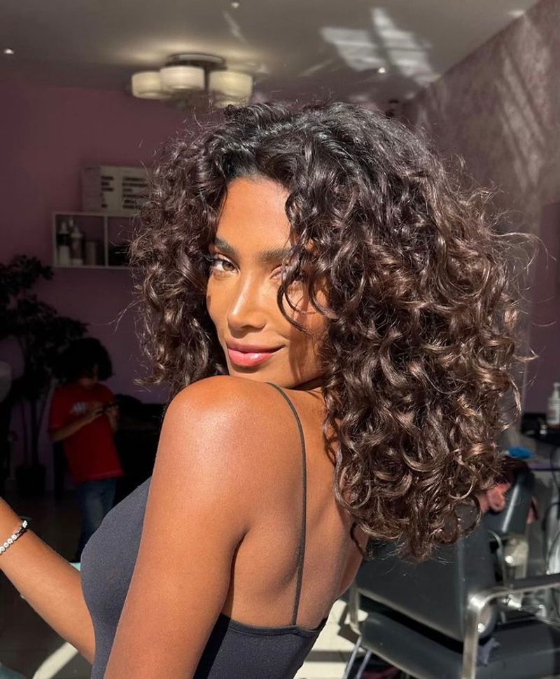 Voluminous Curly Layers